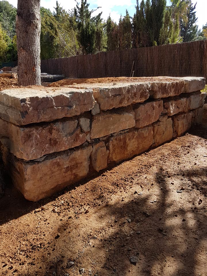Rocalla y jardin