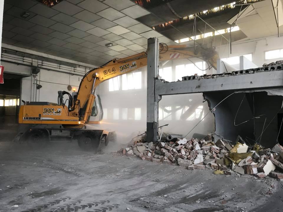 Demolición de nave con giratoria Liebherr 914