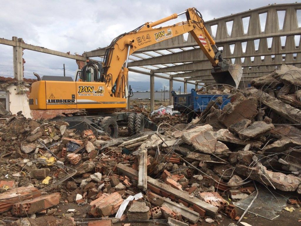 Demolición de nave con giratoria Liebherr 914