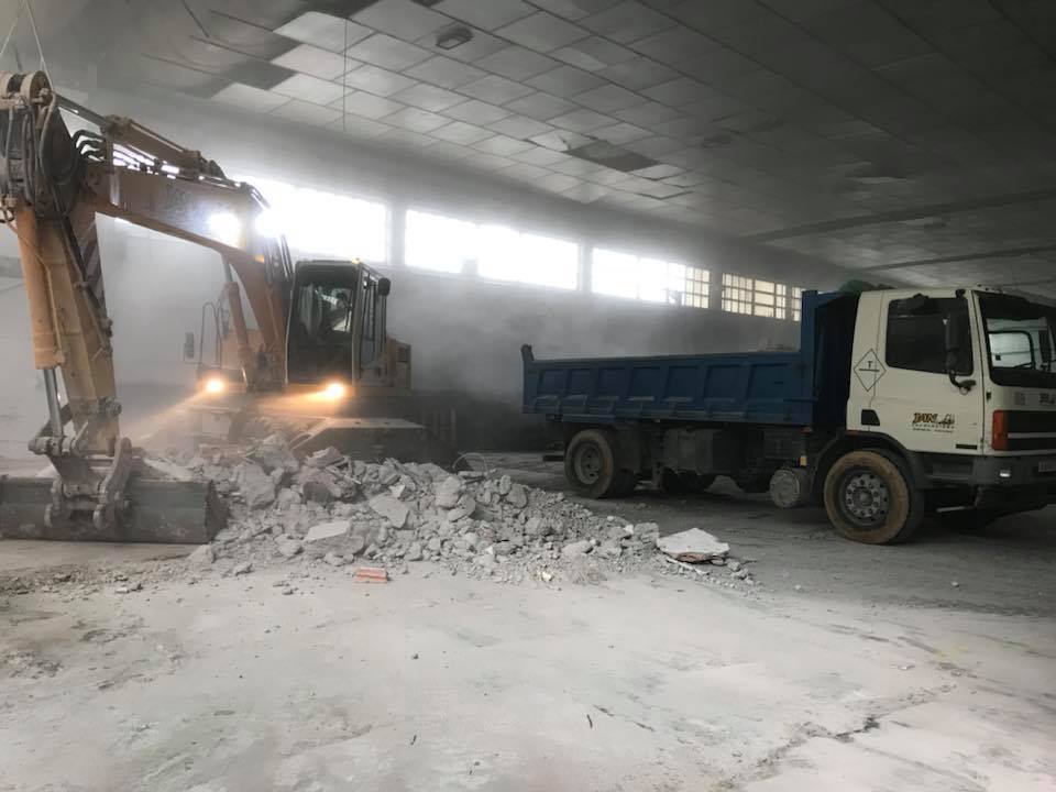 Demolición de nave con giratoria Liebherr 914