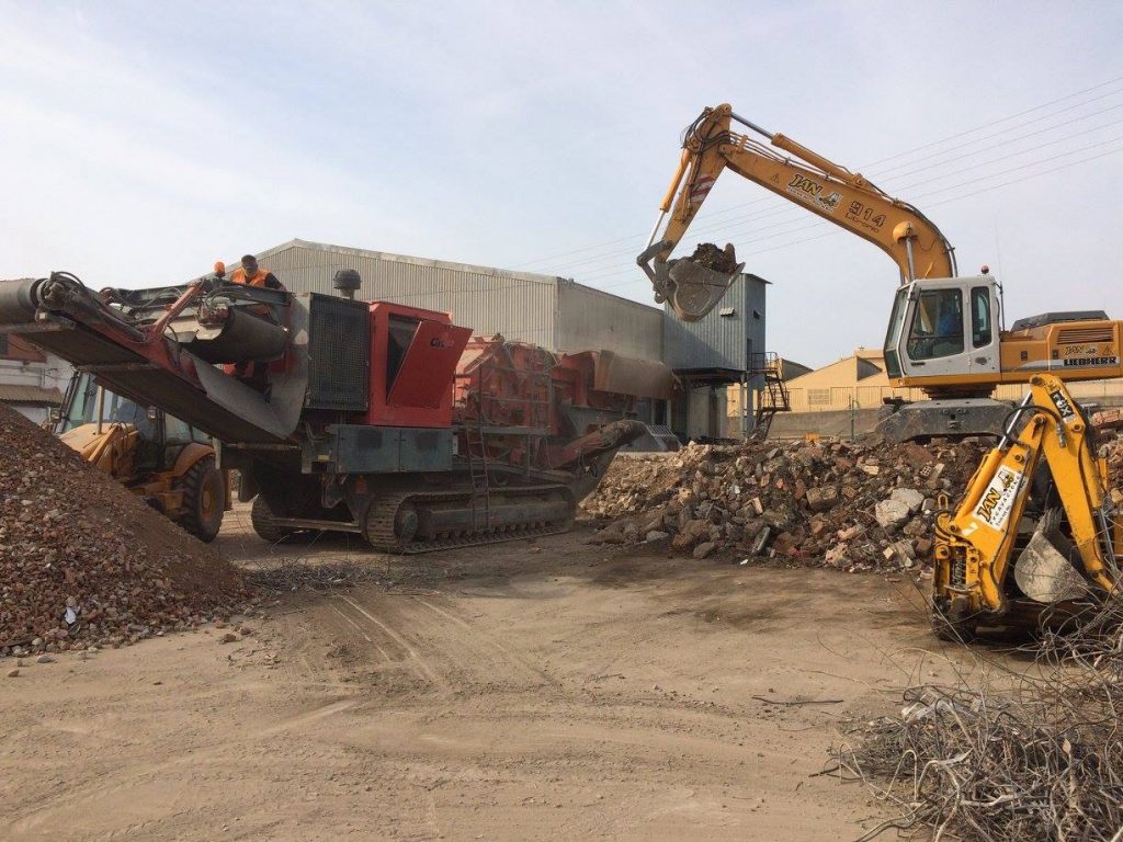Demolición de nave con giratoria Liebherr 914