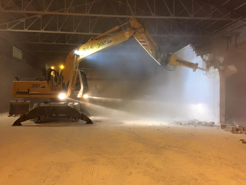 Demolición de nave con giratoria Liebherr 914